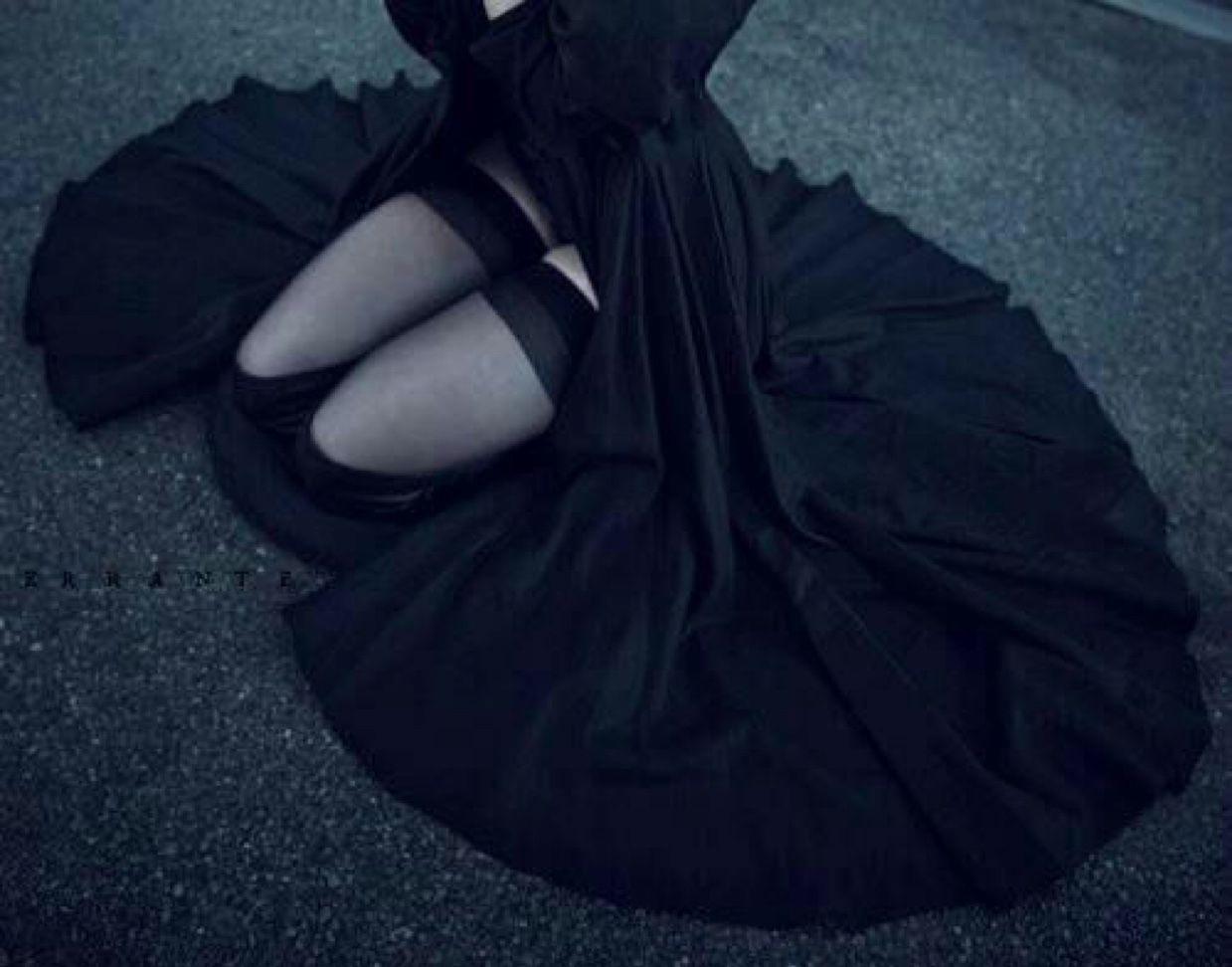 Сидит на огромном черном. Девушка в черном платье Эстетика. Фотосессия в черном платье. Девушка в черном платье фотосессия. Двушка в черном платье.