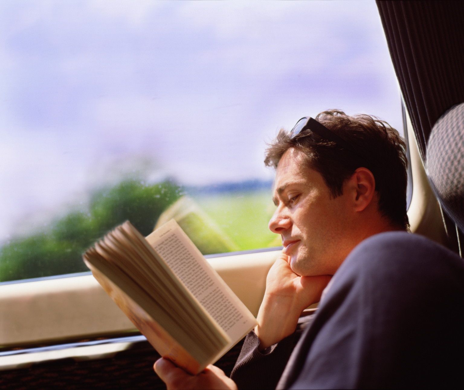 Я развитой человек читаю разные замечательные. Книга человек. Чтение книг. Парень с книгой. Человек с книгой в руках.
