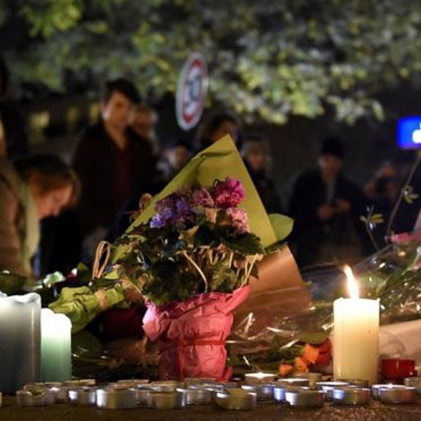 LISTEN: French journalist @stefandevries tells us that #Paris is on edge after Friday's attacks episode artwork