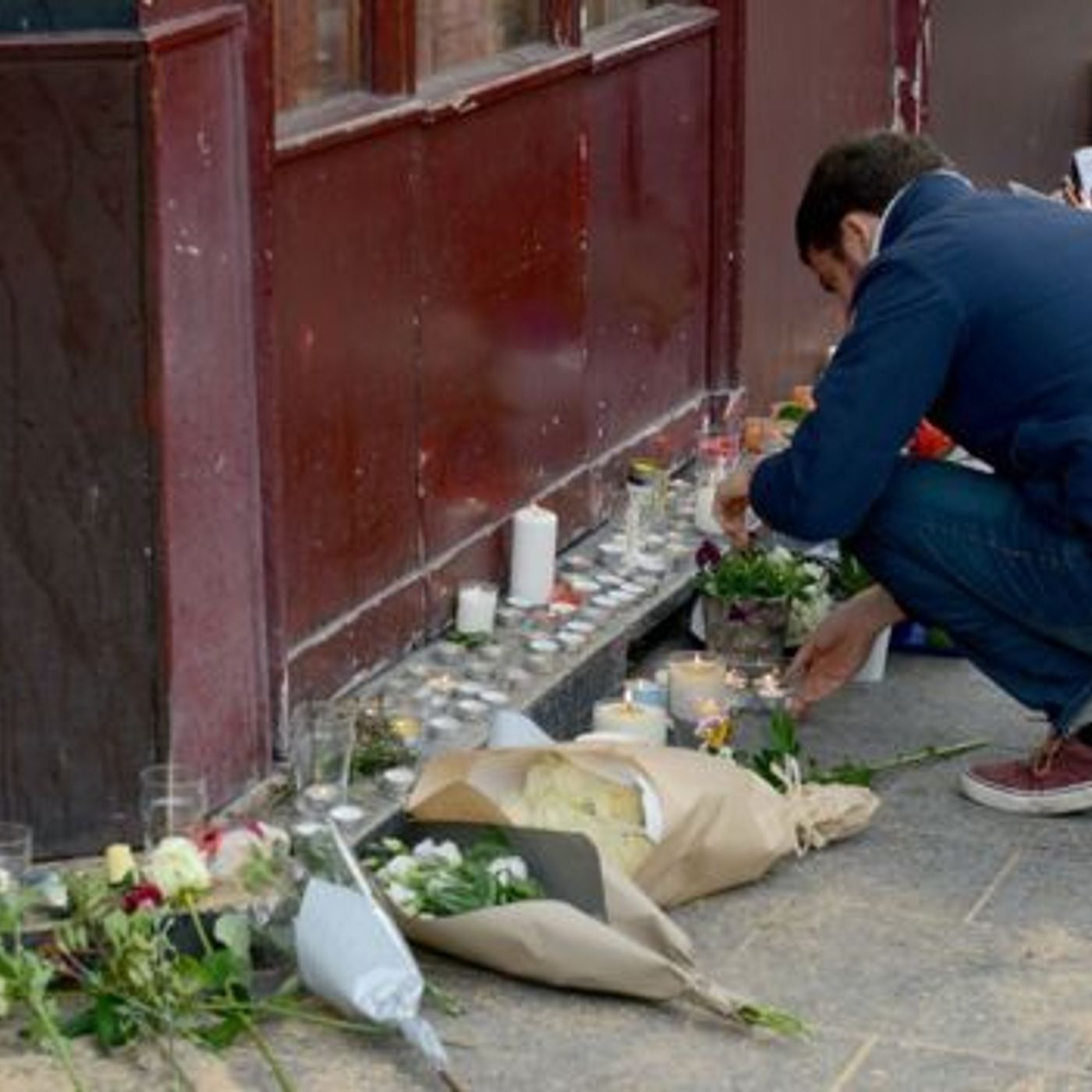 LISTEN: Kevin Gibney works at an Irish bar in #Paris very near where gunmen opened fire on Friday night episode artwork