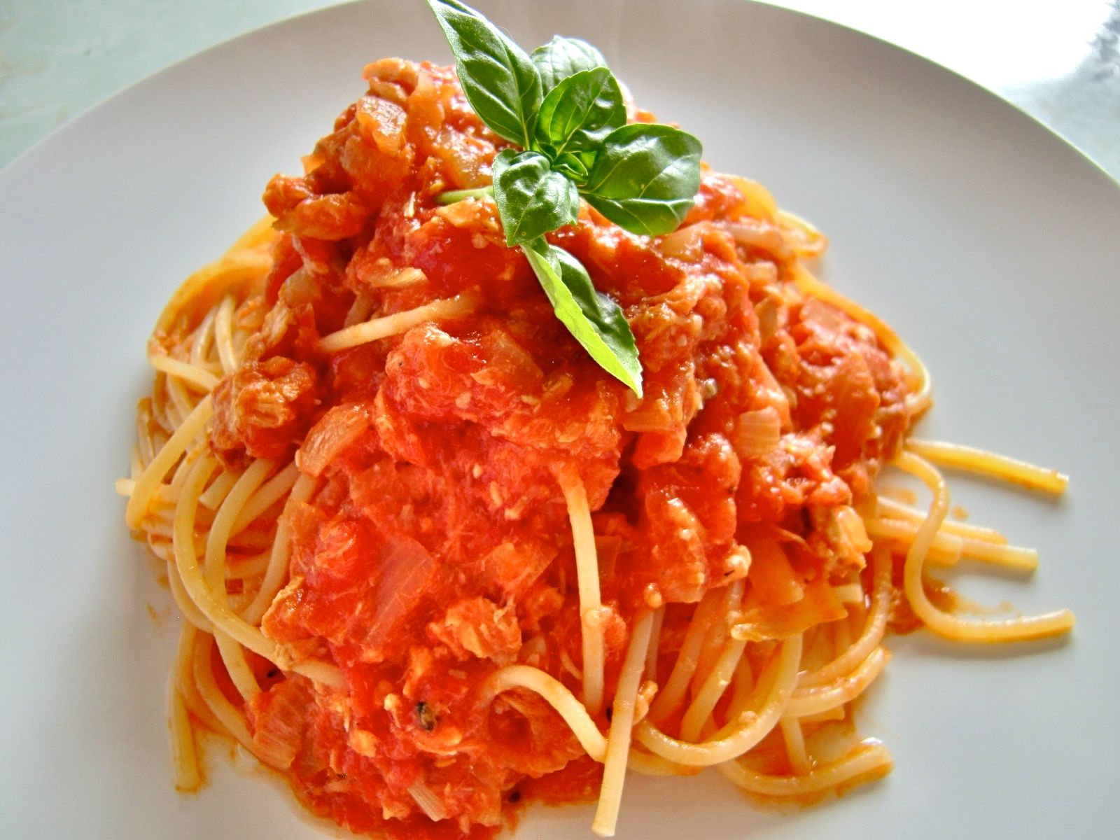 томатная паста с зеленью. итальянская паста с помидорами и базиликом. лапша с помидорами. Tomato pasta. спагетти в томатном соусе.