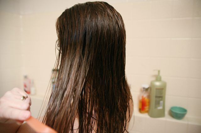 Волосы влажность. Мокрые волосы. Расчесывать волосы. Расчесывать мокрые волосы.