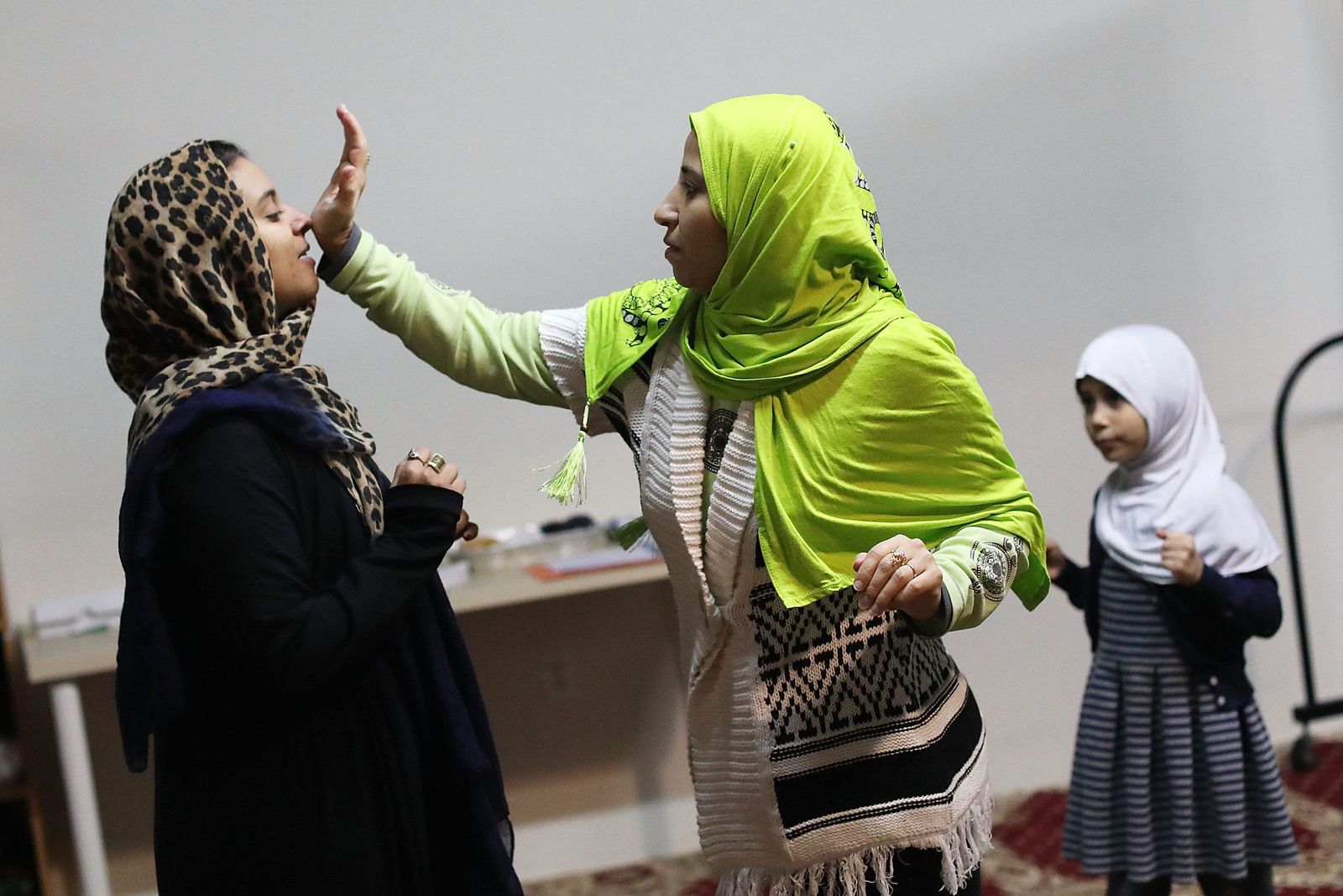 Мужчина и женщина в исламе. Как здороваются мусульманки. Как здороваются мусульманки. Мусульмане здороваются. Приветствие мусульманок.