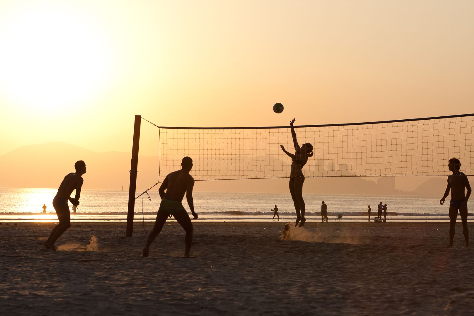 Крытые площадки для пляжного волейбола. Ходынское поле волейбольное поле. Пляжный волейбол зимой с песком на полу. Пляжный волейбол зимой с песком на полу. Абалакина пляжный волейбол.