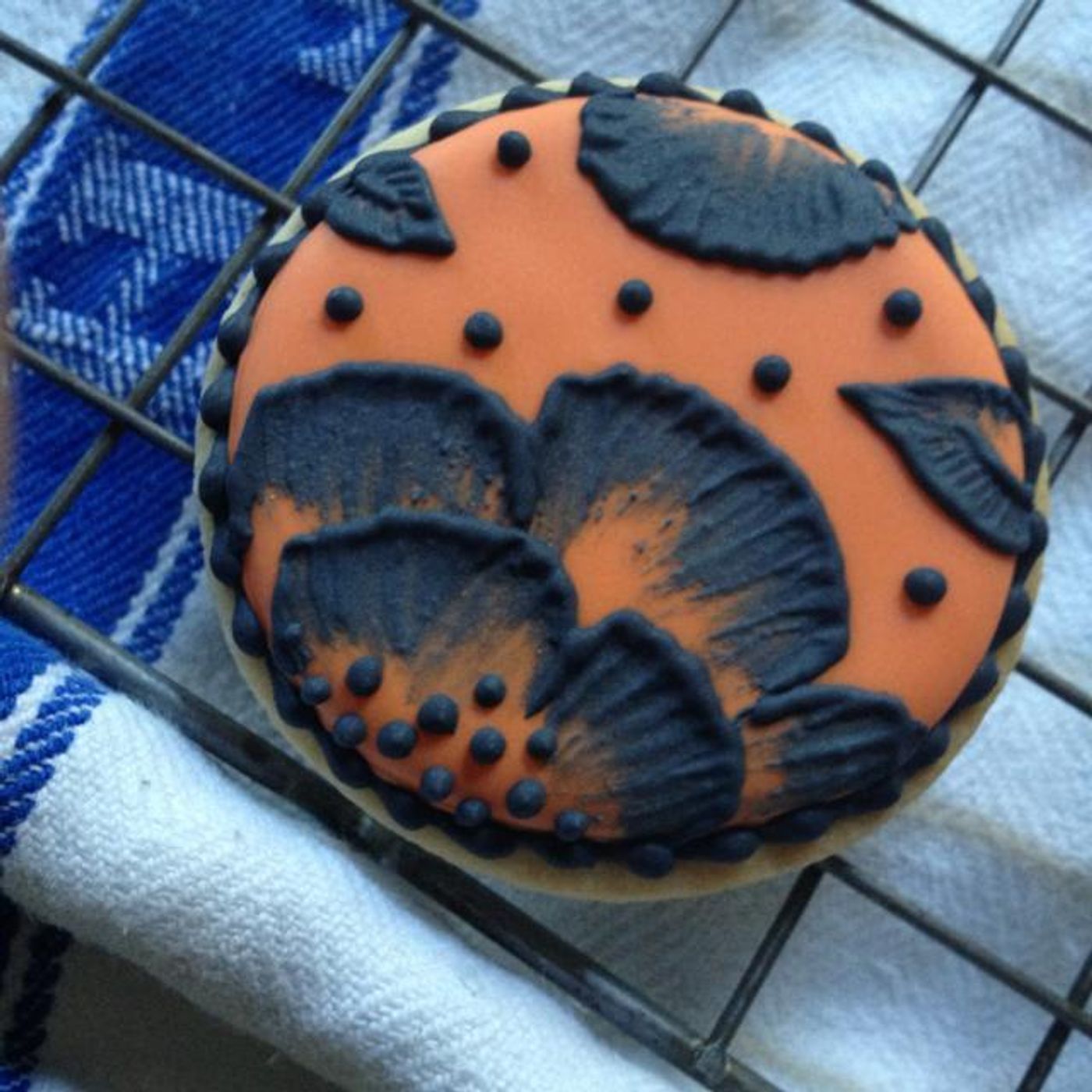 Decorating biscuits with Mylene from The Buiscuiterie episode artwork
