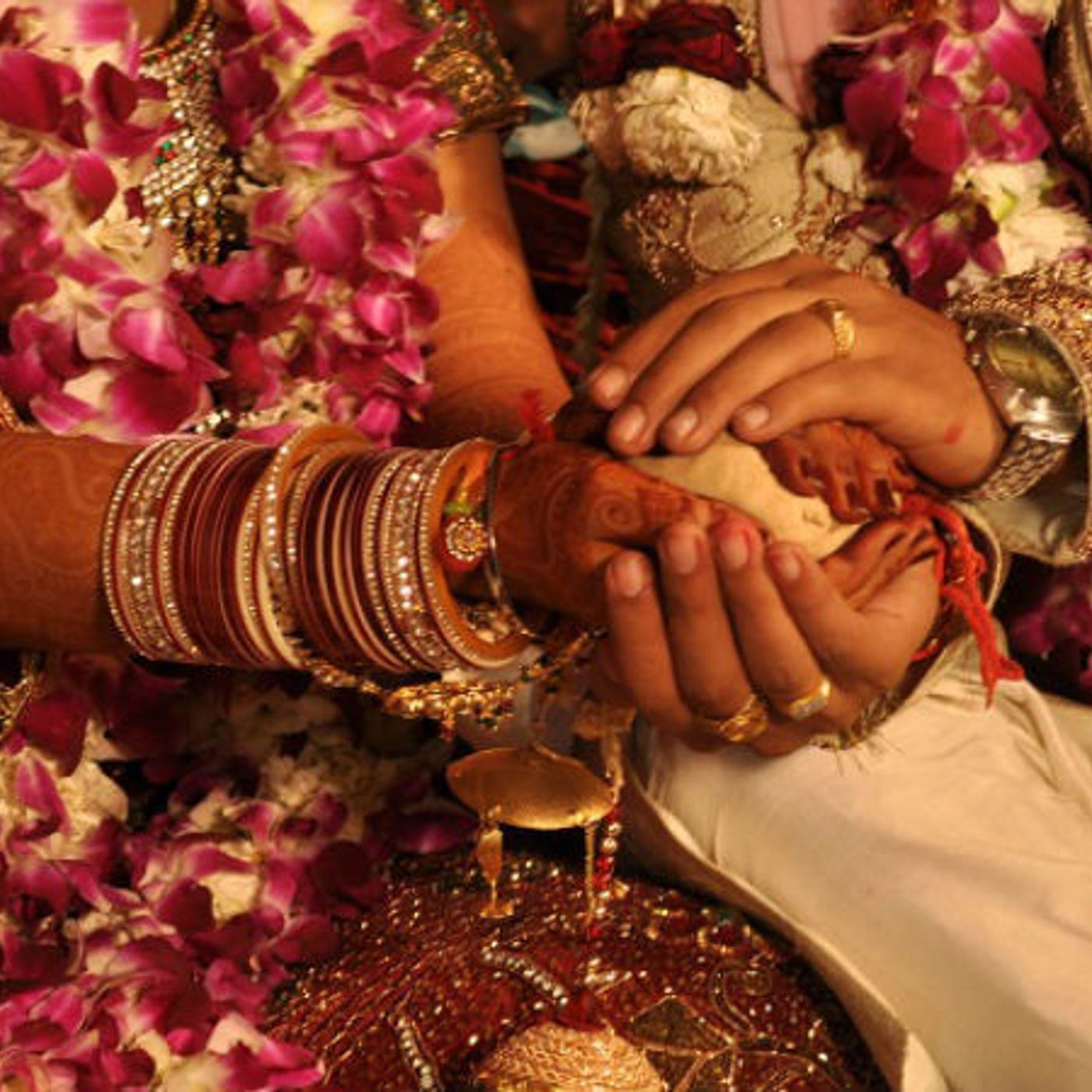 210: A Father gave 2200 books to his daughter on her demand as a marriage gift. A beautiful message by a father " Only merry your daughter to a person who has at least 5 books in his home"