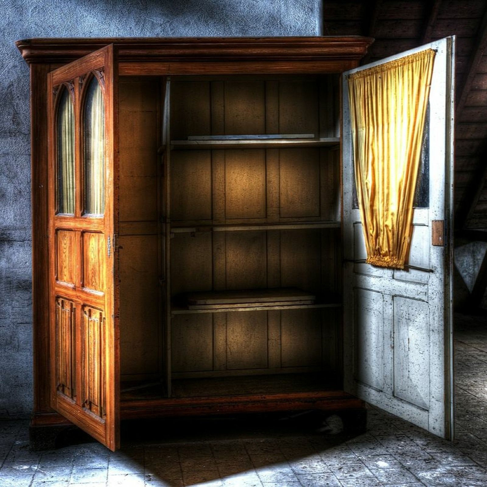 Шкаф с открытыми дверями