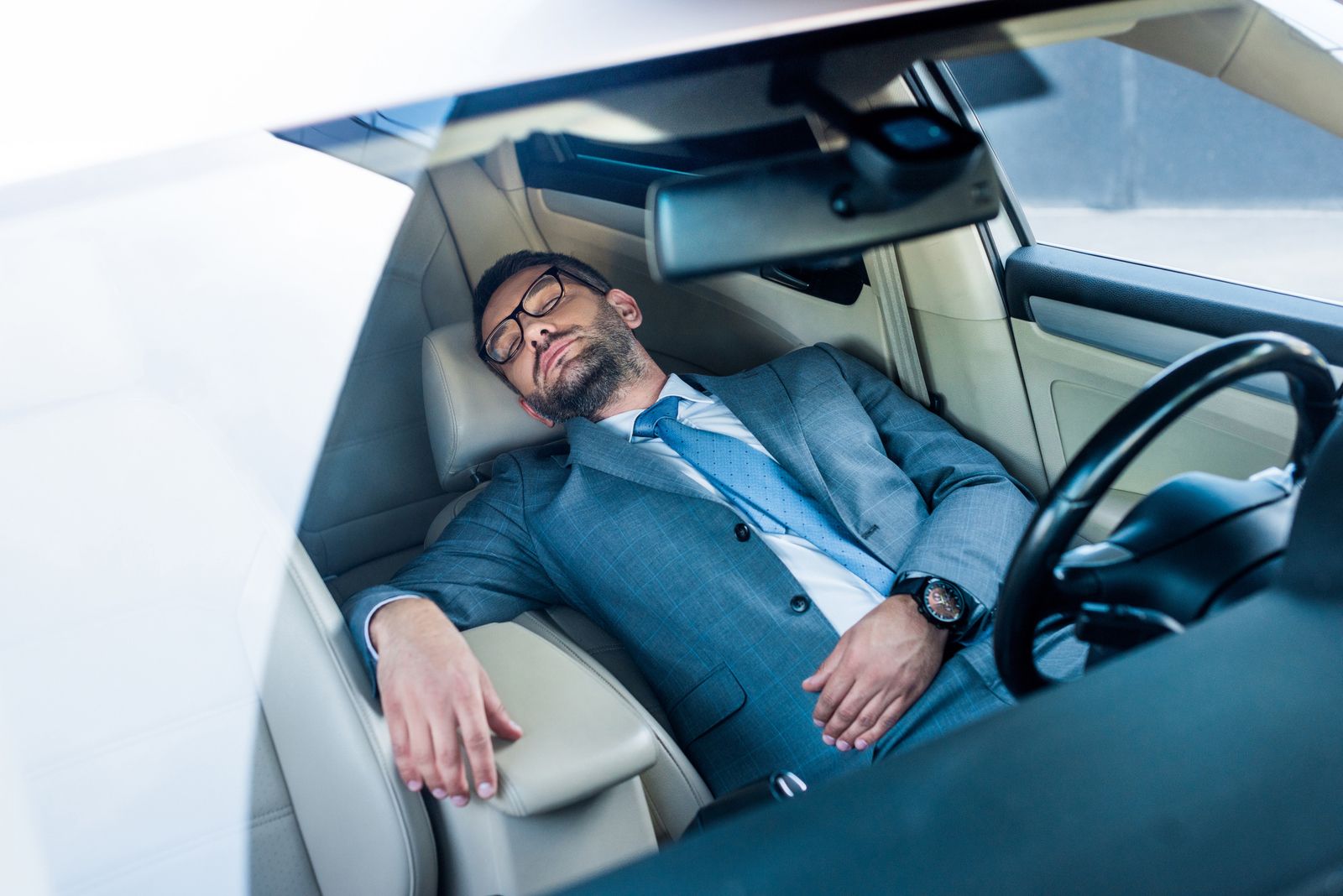 Почему снятся машины. Сон в машине. Спящие в машине. Мужчина мечтает о машине.