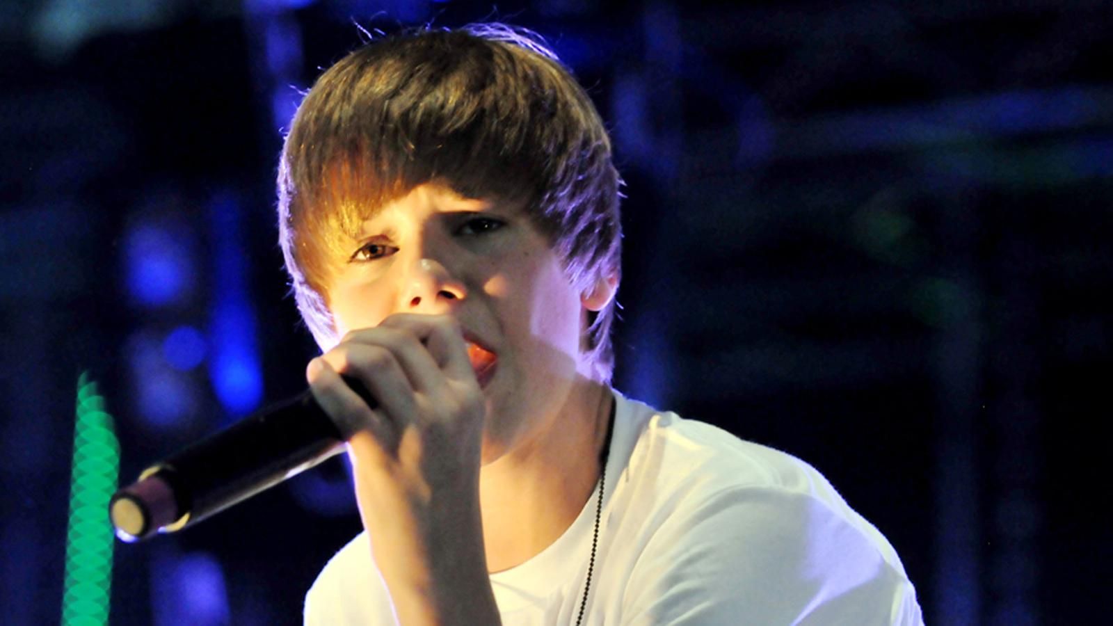 Джастин бибер бейби. Justin Bieber 2010 Live. Justin Bieber bbc Radio 1. Бибер 2010-2020. Джастин Бибер кубик Рубика.