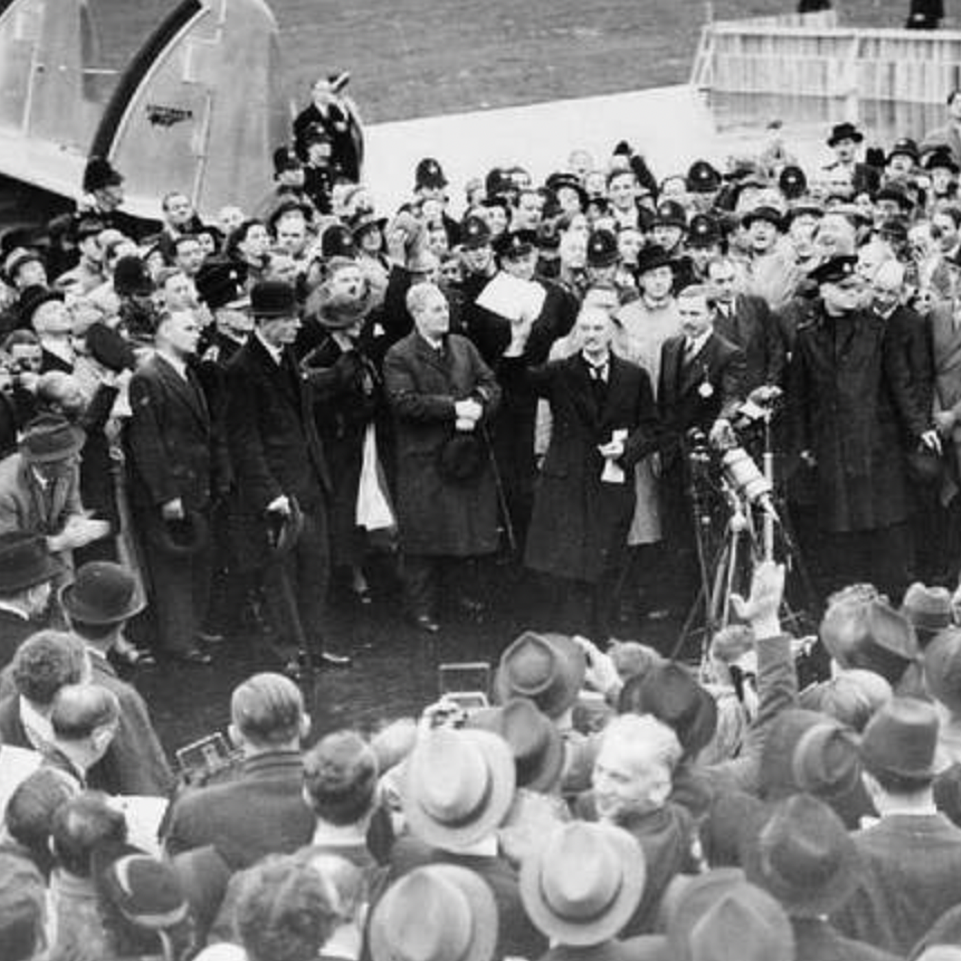 S8 Ep164: Ukraine Negotiations: Territorial Disputes and Implacable Positions — Anatol Lieven — Lieven discusses the stalled trilateral negotiations between Washington, Moscow, and Kyiv, noting that while incremental diplomatic progress exists, the fundamental terr