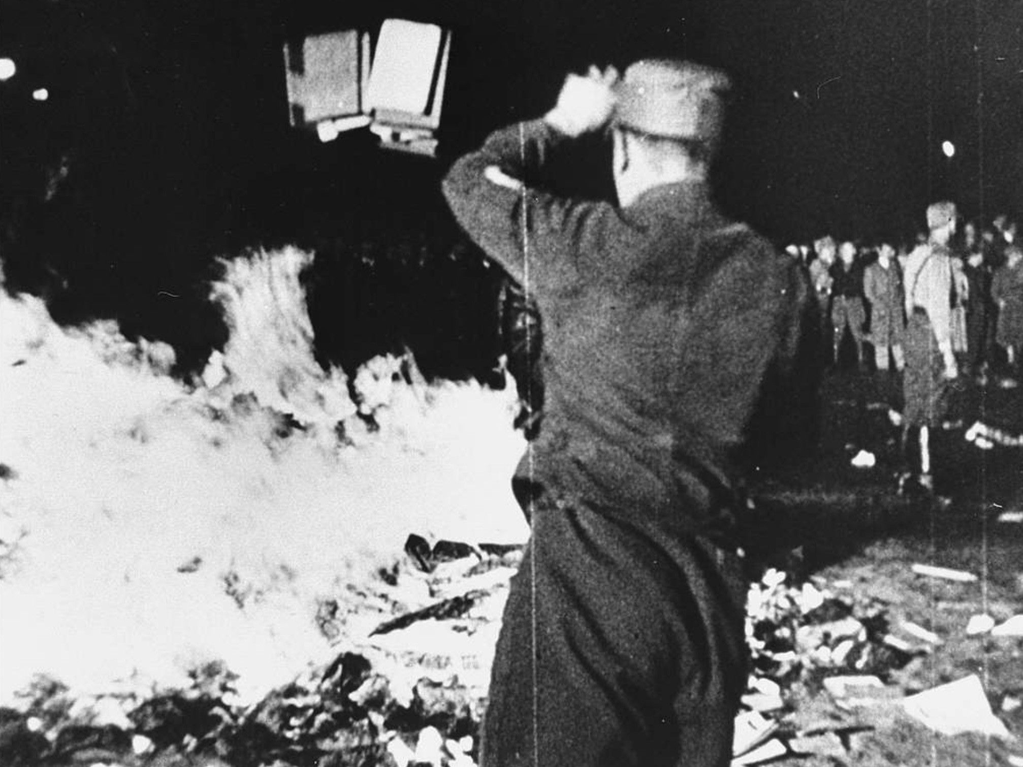 S8 Ep172: Founding the Fellowship: Amateur Spies and the Quest for Peace: Colleague Charles Spicer introduces Ernest Tennant, a British WWI veteran deeply traumatized by the loss of his peers, who established a connection with Joachim von Ribbentrop, then an Anglop