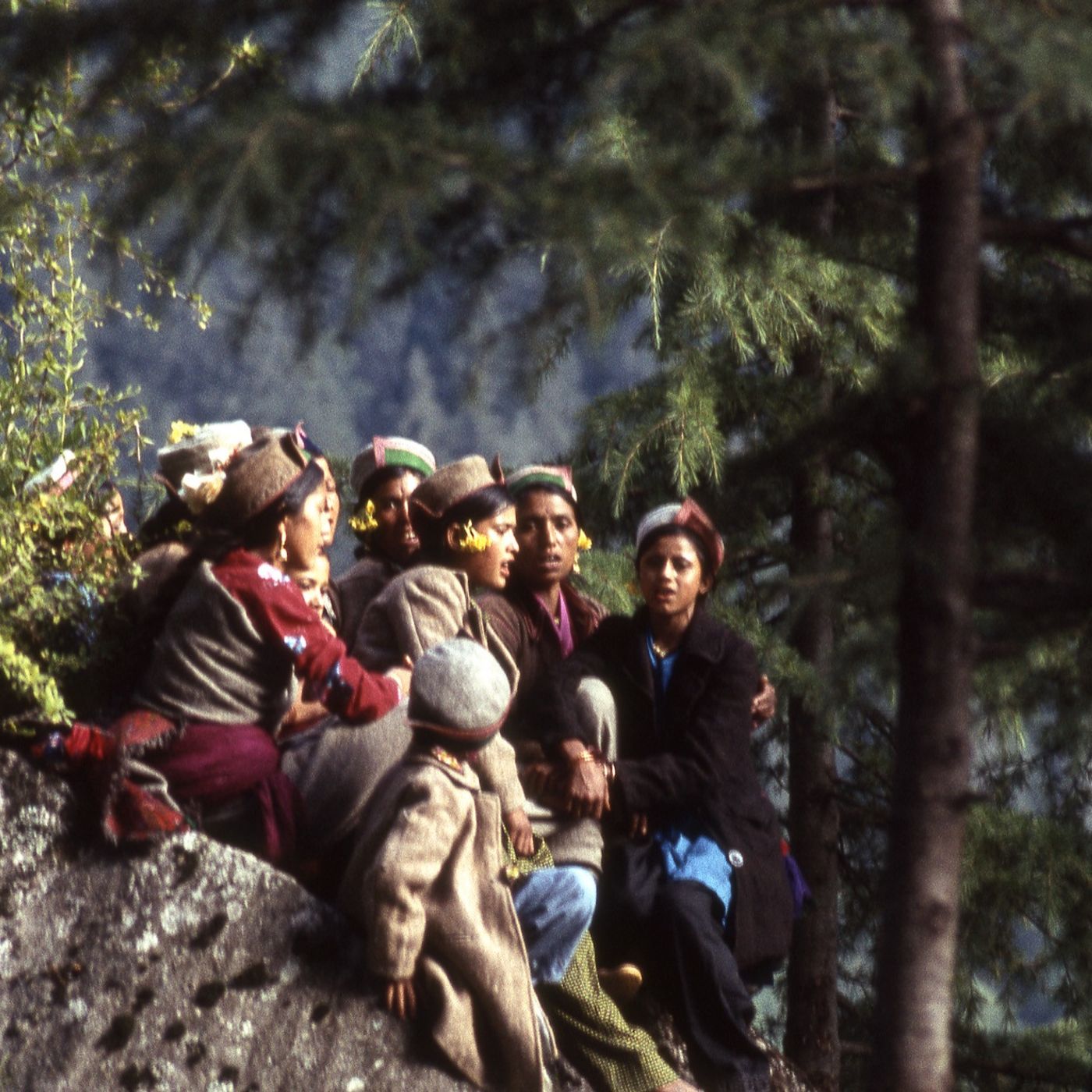 Bari women chanting