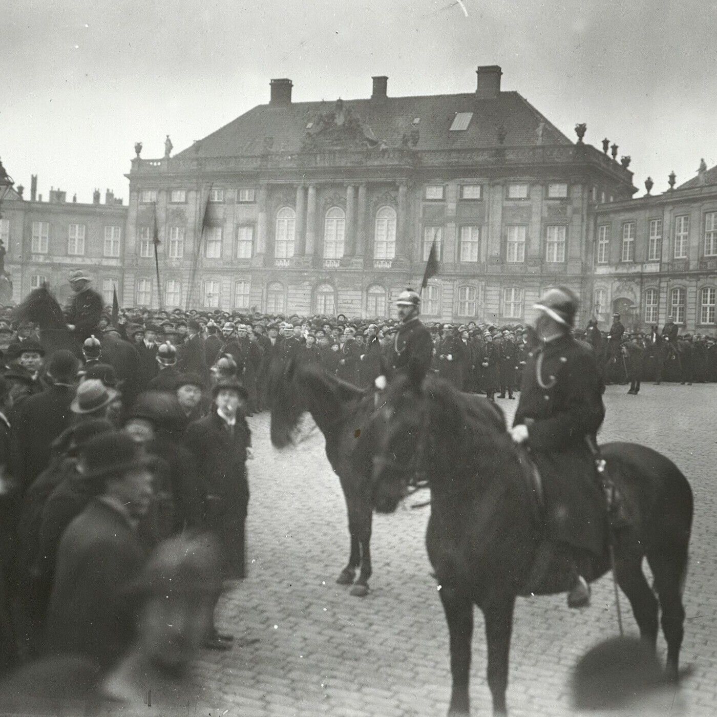 1: Påskekrisen episode artwork