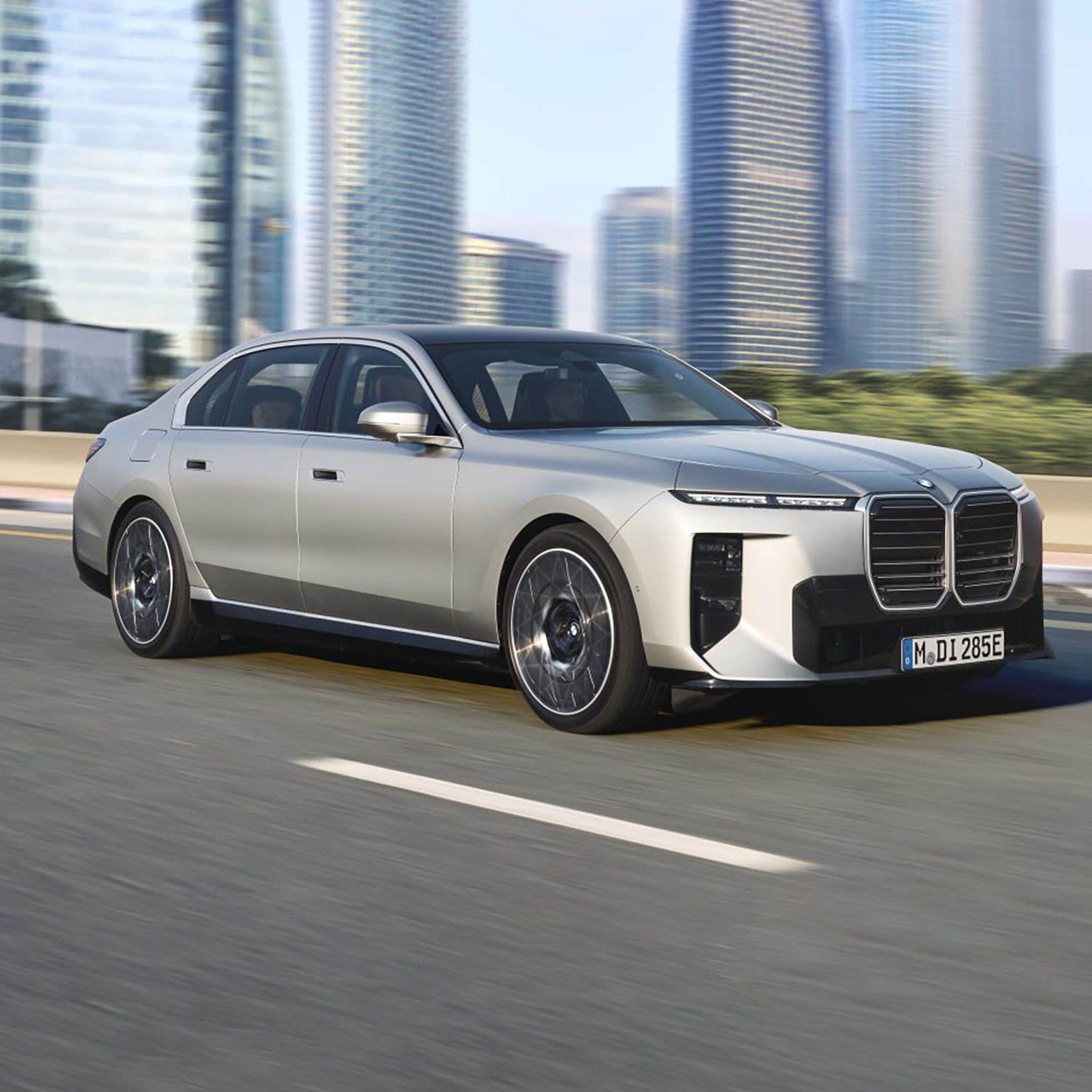 BRIEFLY: BMW i7, Rivian R2, Smart Hashtag 2 & more | 22 Apr 2026