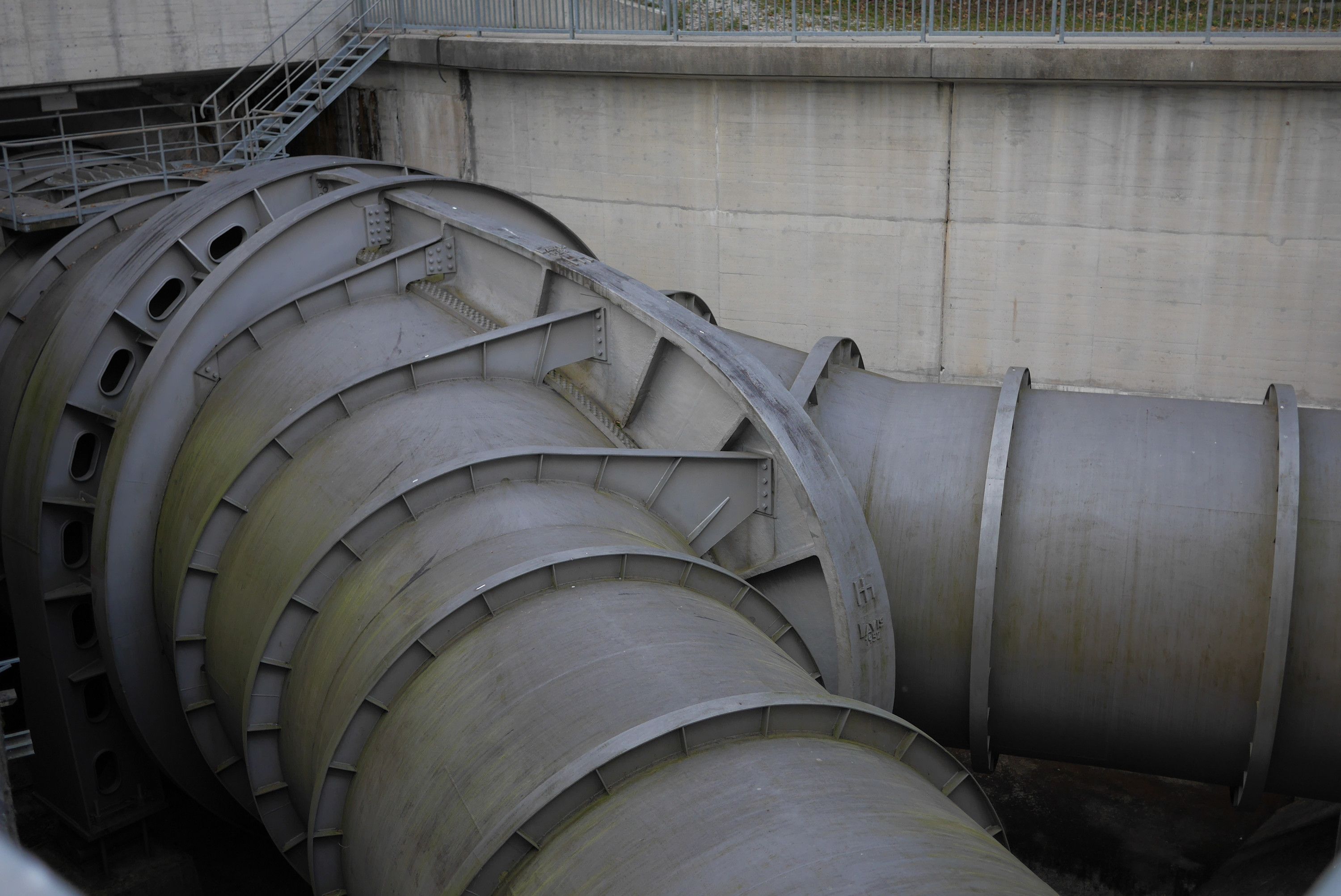 In the arms of weirs