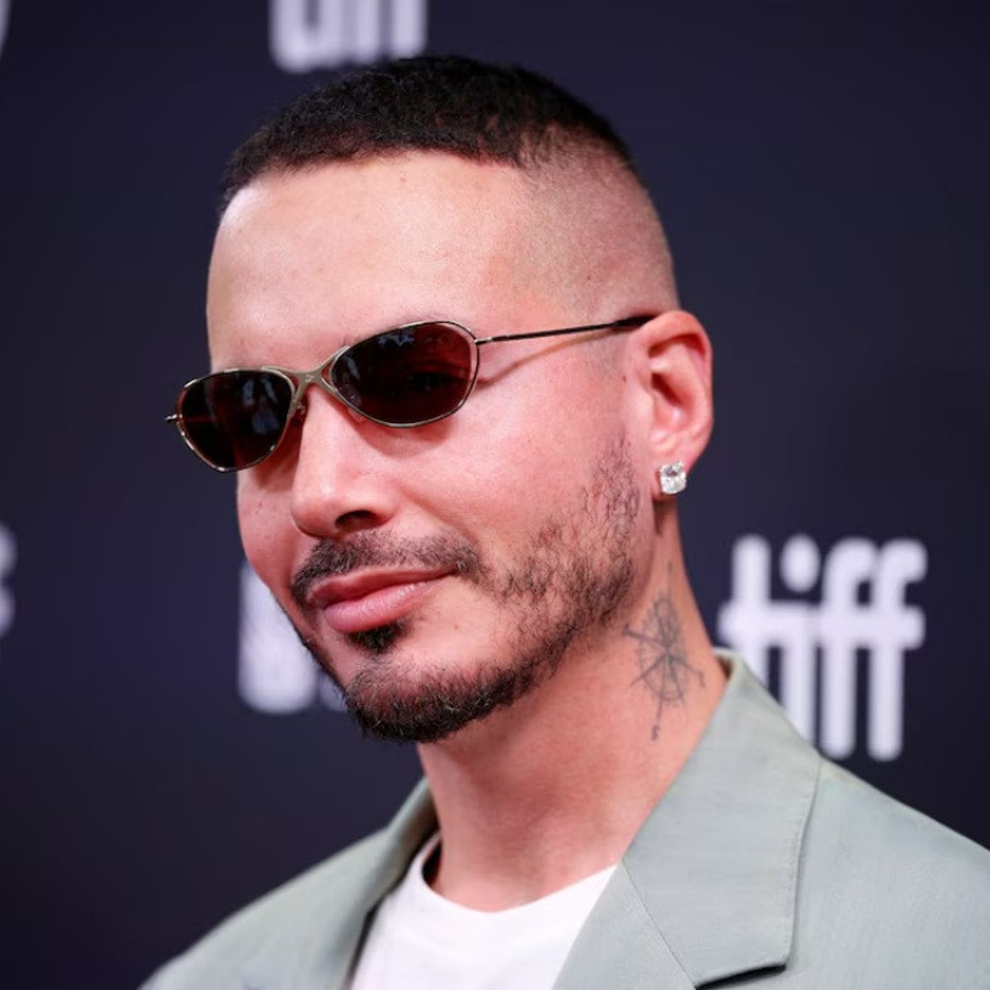 700: Podcast IA - J. Balvin reveló el consejo de su madre que cambió su vida: “Mantén la confianza en lo que haces” episode artwork