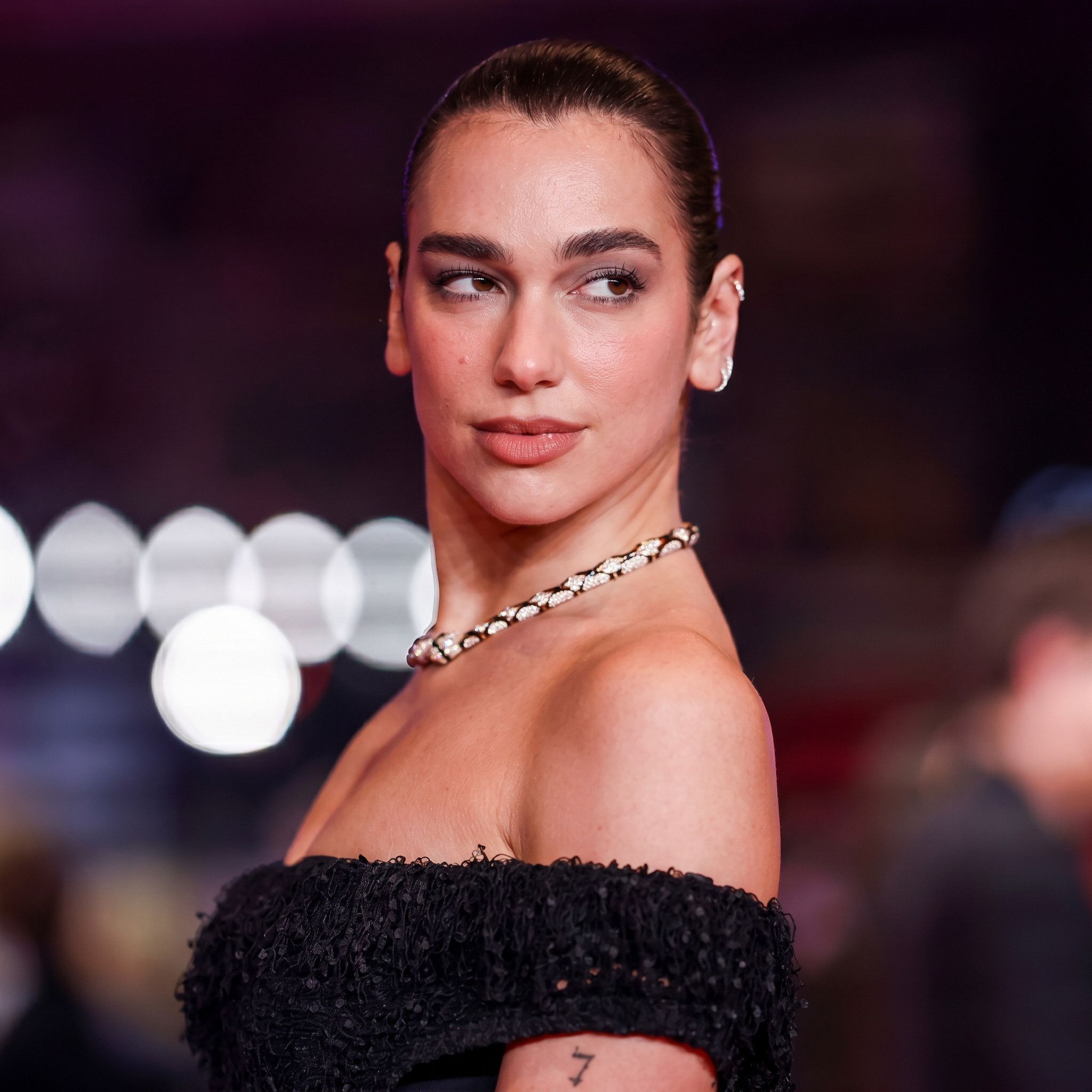 841: Podcast IA - Dua Lipa define su filosofía de vida: “Independencia es no dejar que te definan las expectativas de los demás”