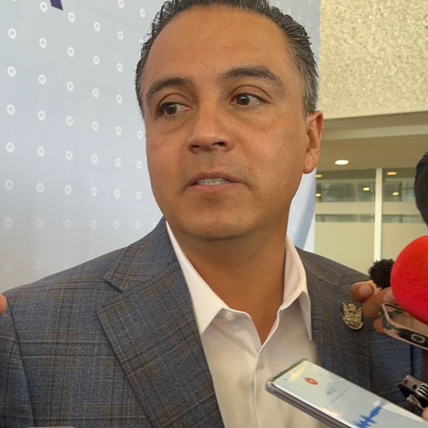 36 cuadrillas de la CFE se suman para atender apagones en Querétaro: Gudiño episode artwork