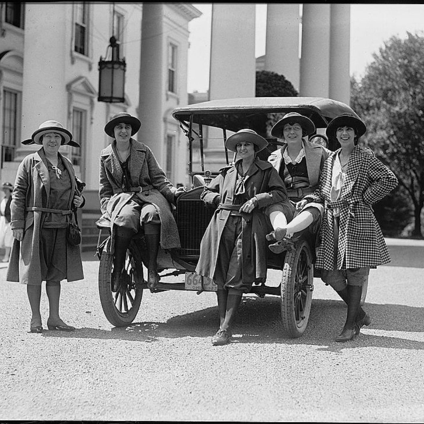 S8 Ep1169: Neil Lanctot turns to early 1915, when the Great War had stabilized into a brutal stalemate in Europe while America remained neutral under Wilson. Jane Addams, horrified by the massacre, organized the Women's Peace Party to act as a pressure group for pea