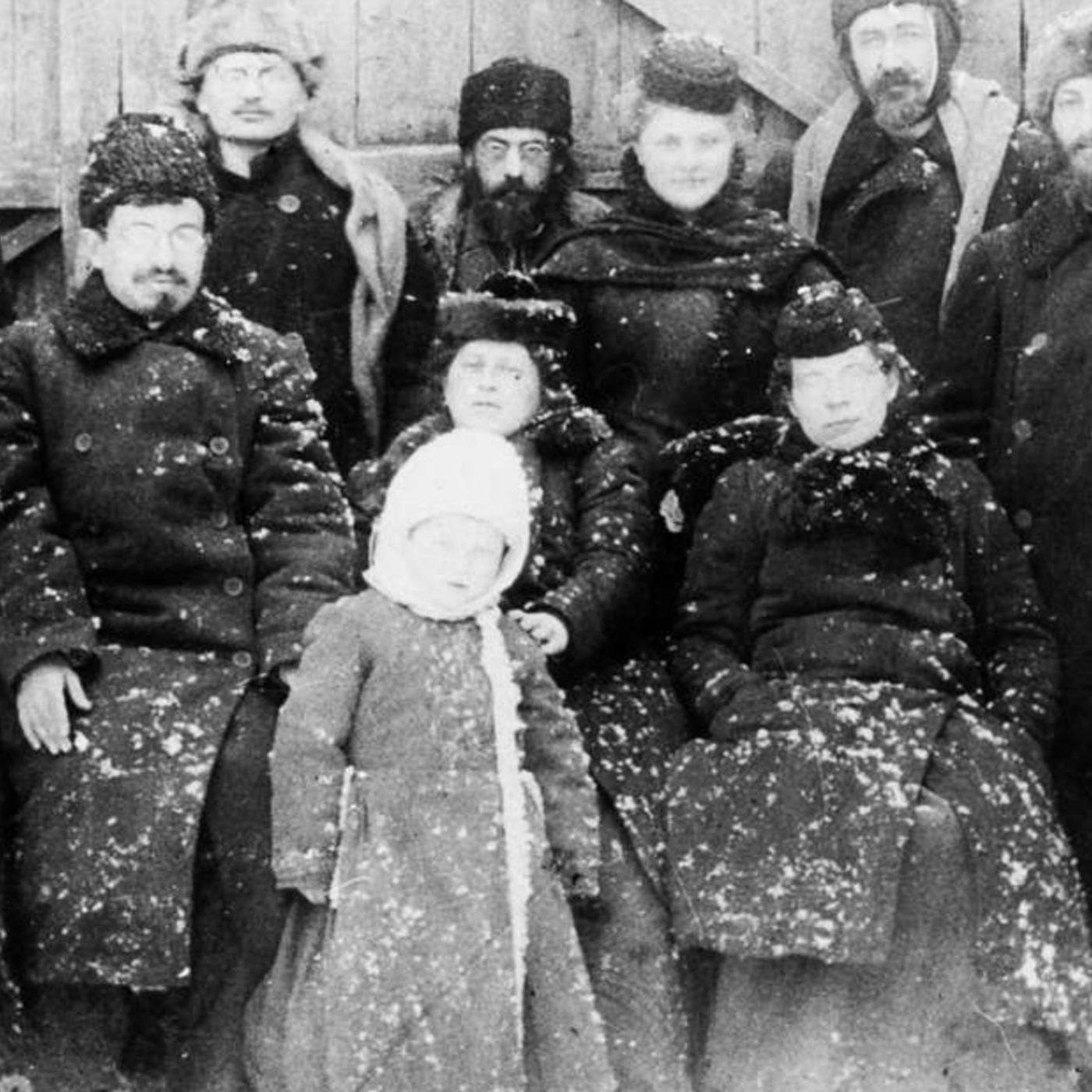 S8 Ep1167: Alan Philps examines Ralph Parker, a mysterious correspondent for The Times and The New York Times, and his secretary-turned-wife, Valentina. A central event involves a chaotic press conference regarding the Katyn Forest massacre, where reporter Harold Ki