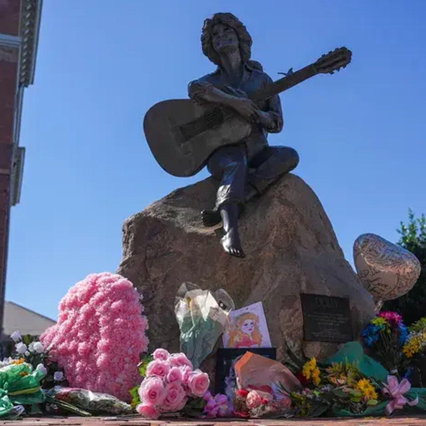 Dolly Parton's Statue with Local Jeweler Ronel Raiscics! episode artwork