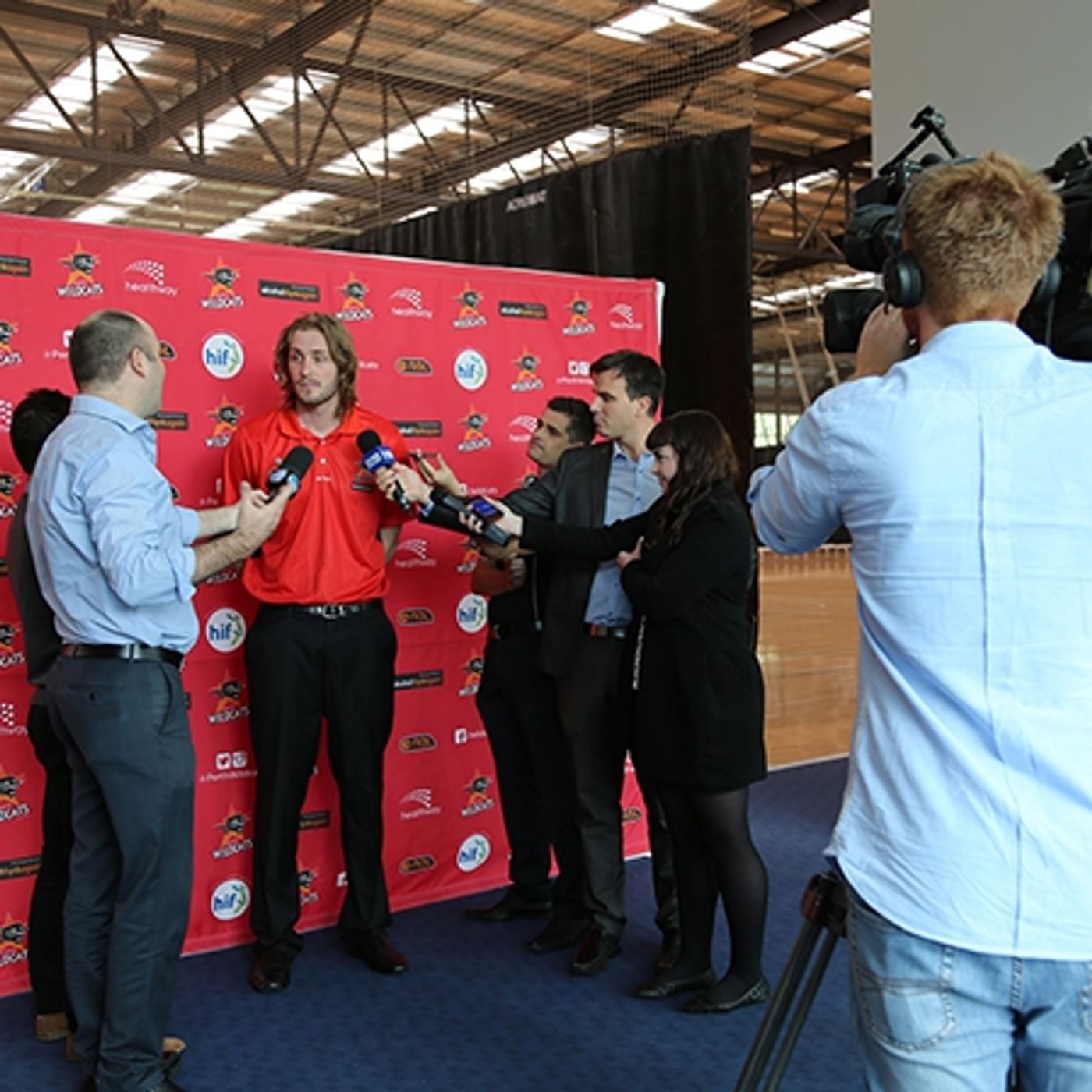 Jesse Wagstaff re-signs